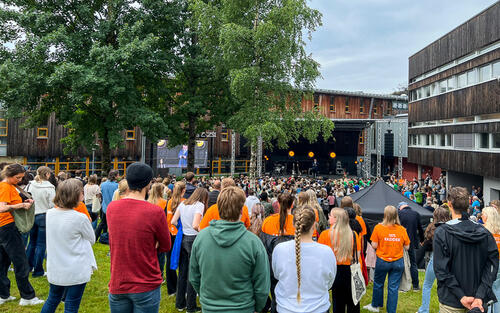 folkemengde samla utanfor høgskulen i Volda ved semesterstart 2022