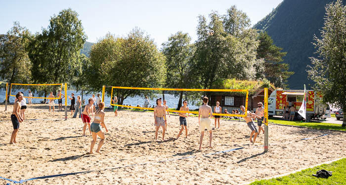 Studentar som spelar volleyball på Årneset