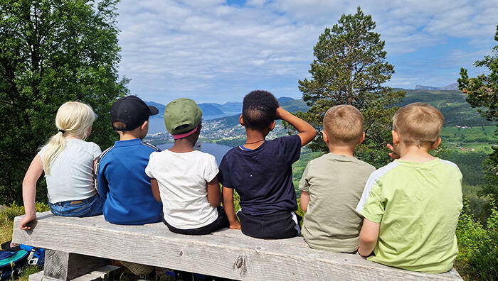 Barn som kikar utover Volda frå en tur til Botnasetra med barnehagen.
